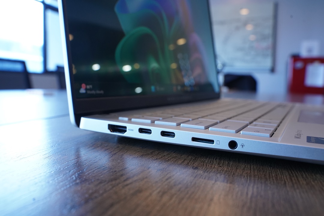 asus vivobook s review ports left