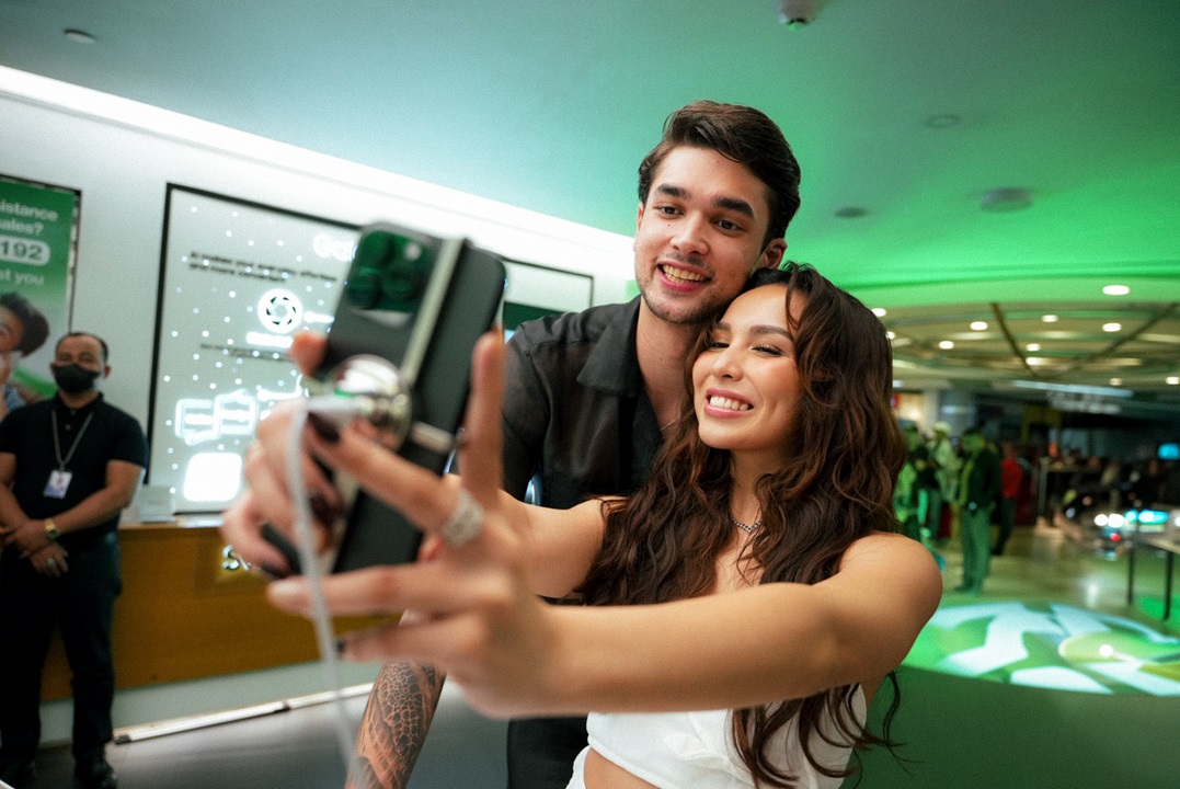 KYLINE ALCANTARA and Kobe Paras take their first selfie using the #PowerfullySmart newest iPhone devices